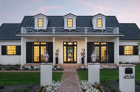 Black Metal Roof White House, Winery Exterior, Black And White Farmhouse Exterior, Southern Exterior, Black Farmhouse Exterior, White Farmhouse Exterior, Black Metal Roof, Farmhouse Entry, White Exterior Houses