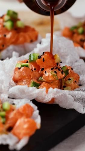 This delicious Spicy Citrus Tamari Salmon is served on rice paper chips for an easy appetizer recipe that's a spicy, tangy, crunchy treat! This snack will be a hit with all of your friends and family! #AsianRecipe #JapaneseRecipe #AppetizerRecipe Sushi Sides, Rice Paper Salmon, Rice Paper Chips, Cucumber Rice, Citrus Salmon, Sushi Recipes Homemade, Shrimp Sushi, Makanan Diet, Sushi Recipes