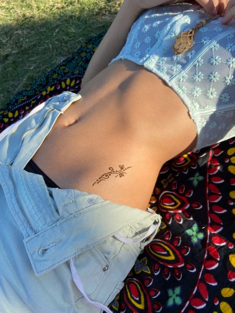 Hip Henna Designs, Henna Tattoo Designs Hip, Henna Hip Tattoo, Kana Tattoo, Hip Henna, Beach Henna, Tattoo On Hip Bone, Back Henna, Belly Henna