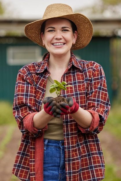 Photo sustainable farmer holding a plant... | Premium Photo #Freepik #photo #woman-farmer #organic-farming #organic-farm #agriculture Farmers Portrait Photography, Farmer Female, Women Farmer, Farmer Woman, Woman Farmer, Female Nature, Farm Agriculture, Beef Farming, Agriculture Business