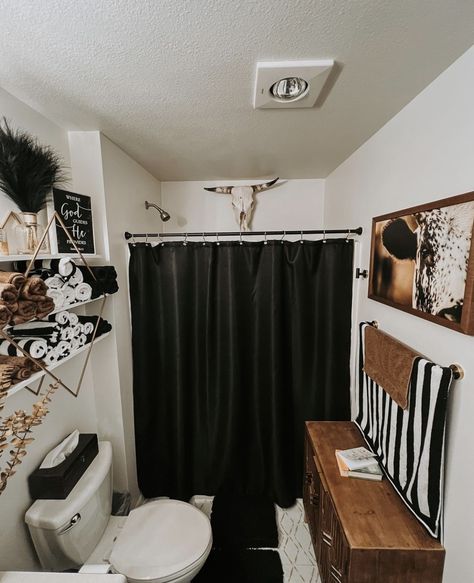 Western Small Bathroom Ideas, Western Bathroom Ideas Farmhouse, Small Bathroom Western Decor, Cow Print Bathroom Decor, Cow Theme Bathroom Decor, Black Western Home Decor, Ranch Bathroom Decor, Simple Western Bathroom, Dark Western Bathroom