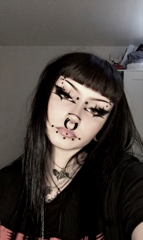 Goth Face Piercings, Piercing Setup Face, Lots Of Piercings Face, Big Eyeliner Looks, Big Septum Piercing, Piercing Set Up, Unique Piercings Face, Piercing Setup, Goth Piercings