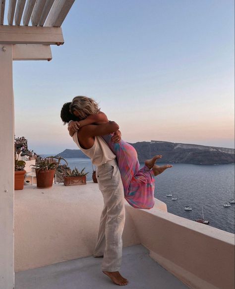 Couples Mexico Photos, Couple Summer Pictures, Couple Summer Aesthetic, Vacation Pictures Couples, Couple Greece, Travel Couple Aesthetic, Couple Vacation Pictures, Summer Couple Aesthetic, Couples Vacation Photos