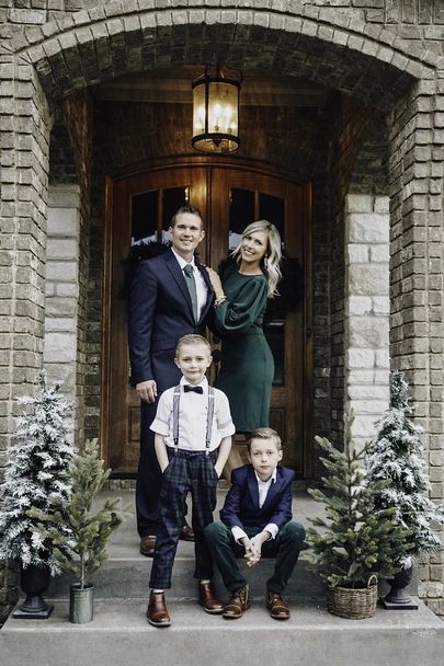 Christmas Card Outfits, Holiday Family Outfits, Holiday Photos Outfits, Family Christmas Pictures Outfits, Family Holiday Pictures, Christmas Pictures Outfits, Christmas Family Photoshoot, Family Christmas Outfits, Holiday Photoshoot