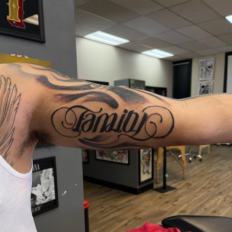 family-forever-ambigram-tattoo Family Ambigram Tattoo, Family Forever Tattoo, Anagram Tattoo, Ambigram Tattoo, Tattoo Guide, Forever Tattoo, Tattoo Family, Hat Art, City Tattoo