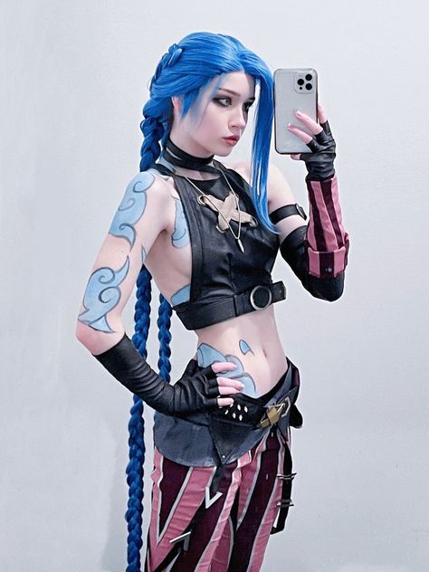 nora 🌱 on Twitter: "jinx from arcane 🤍… " Jinx Pose Reference, Nora Fawn, Jinx From Arcane, Cosplay Poses, Jinx Cosplay, Snk Cosplay, Jinx League Of Legends, Doll Divine, Idee Cosplay