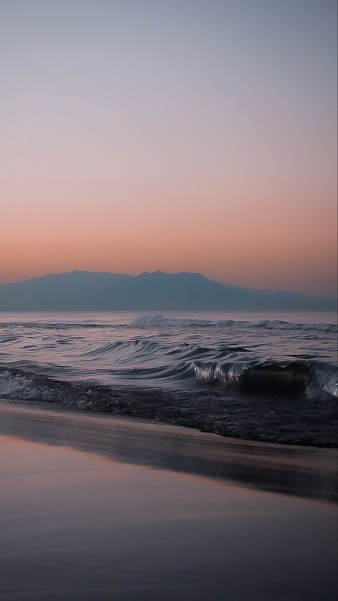 Pinky sunset with mountains view Nature, Beach Mountain, Dreamy Sunset, Sunset Mountains, Mountain Wallpaper, Back Pictures, Natural Lifestyle, Beach Wallpaper, Sunset Wallpaper