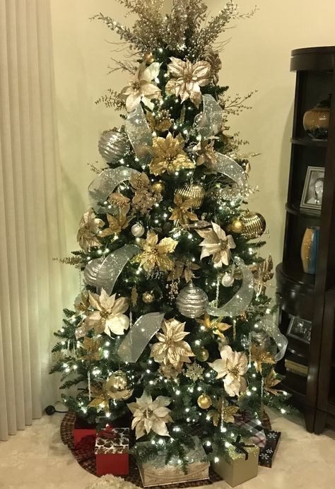 Christmas Tree Gold And Silver Ornaments, Silver And Gold Christmas Tree Ribbon, Christmas Tree Gold Silver, Gold Amd Cream Christmas Tree, Gold Silver Tree, Christmas Ceiling Decorations, Christmas Tree Decor Ideas, Elegant Christmas Tree Decorations, Tree Decor Ideas