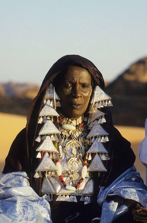 Mauritania Women, Moorish People, Amazigh Aesthetic, Tuareg Woman, Indigenous Aesthetic, Algeria Aesthetic, Tuareg People, Tuareg Jewelry, Futurism Art