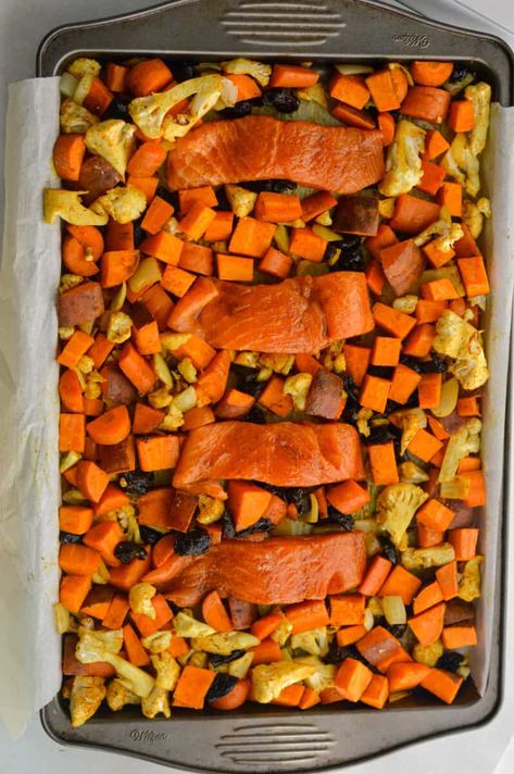 Birds eye of sheet pan with roasted cauliflower, carrots and sweet potato with salmon fillets. Meal For Dinner, Salmon And Sweet Potato, One Pan Meal, Salmon Potato, Recipe Sheets, Cauliflower Cheese, Salmon Filet, Moroccan Food, Ground Turmeric