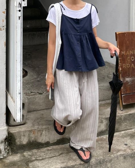 Japanese Loose Fashion, Slow Fashion Outfit, Japanese Style Outfits Casual, Cami Over Shirt Outfit, Summer Fashion Japan, Japanese Summer Style, Japandi Outfits, Summer Outfit Japan, Dress With Pants Underneath