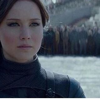 Goodnight! Hunger Games Hair, Katniss Everdeen Icon, Jennifer Lawrence Makeup, Jeniffer Lawrance, Hunger Games Katniss, 2010s Nostalgia, Mockingjay Part 2, Katniss And Peeta, Hunger Games 3