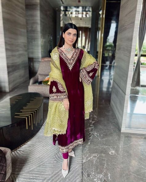 Velvet Suits Women Indian, Velvet Pakistani Dress, Velvet Suit Design, Nimrat Khaira, Velvet Dress Designs, Velvet Dresses, Pakistani Fashion Party Wear, Indian Dresses Traditional, Velvet Suit