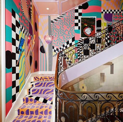 Estilo Kitsch, House Staircase, Memphis Milano, Show House, Luxury London, Memphis Design, Top Interior Designers, Design Living, Best Interior