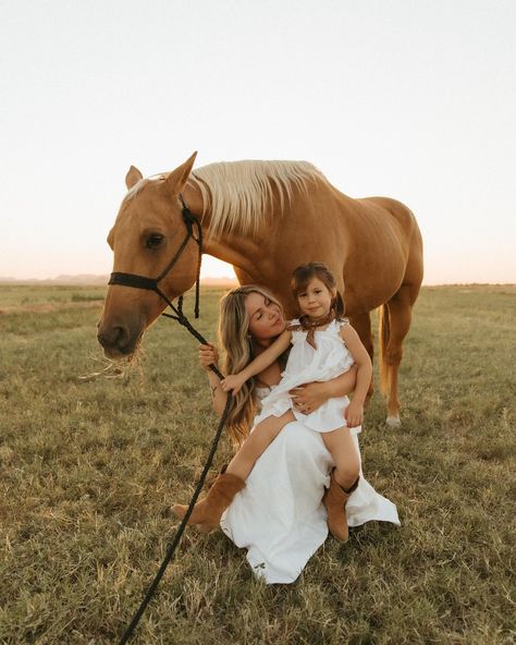 You don’t need to be a horse expert to take photos with a horse 🐴🤍 let’s talk about adding a horse to your next session with me ✨ VA family photographer | Aldie family photographer | Leesburg family photographer| Ashburn family photographer | Virginia family photographer | Sterling family photographer | DMV family photographer | NOVA family photographer | Loudoun County family photographer | Fairfax family photographer | Arlington family photographer | Bluemont family photographer | Chantill... Mommy And Me Horse Photoshoot, Family Horse Photoshoot, Family Photoshoot With Horses, Horse Family Photoshoot, Daughter Photo Ideas, Pictures With Horses, Western Photoshoot, Country Lifestyle, Family Photo Pose