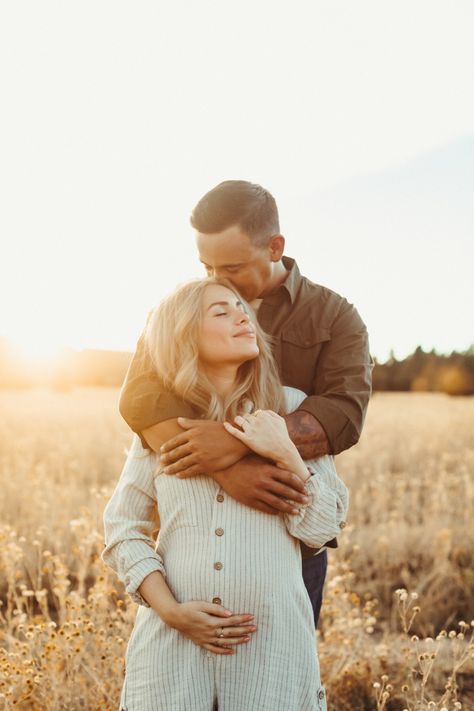 Couple Maternity Poses, Family Maternity Pictures, Pregnancy Announcement Photoshoot, Maternity Photography Poses Outdoors, Maternity Photography Poses Couple, Golden Fields, Outdoor Maternity Photos, Maternity Photography Poses Pregnancy Pics, Couple Pregnancy Photoshoot