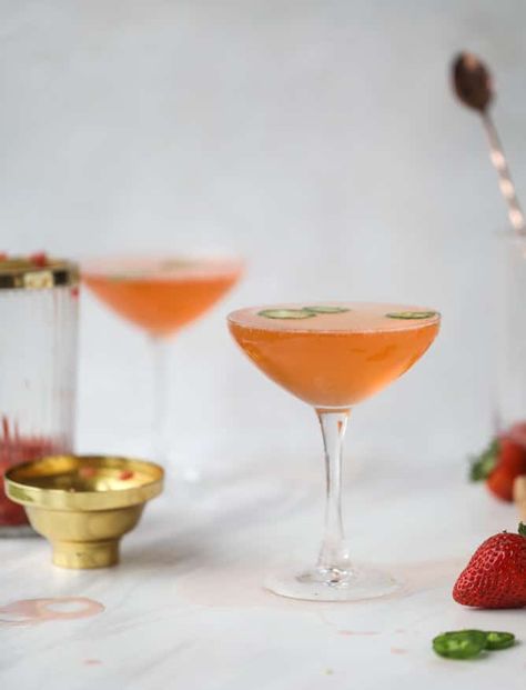 Strawberry Champagne Tequila Fizz Strawberry Tequila, Fruity Alcohol Drinks, Strawberry Cocktails, Spiced Drinks, Shots Alcohol, Strawberry Champagne, Easy Drink Recipes, Beer Cocktails, Cocktail Desserts