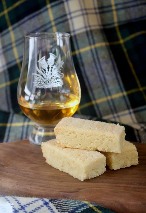 shorbread fingers and whisky Traditional Shortbread Recipe, Shortbread Fingers, Best Shortbread Cookie Recipe, Easy Shortbread Cookie Recipe, Scottish Shortbread Cookies, Best Shortbread Cookies, Scottish Shortbread, Caramel Shortbread, Whiskey Cake