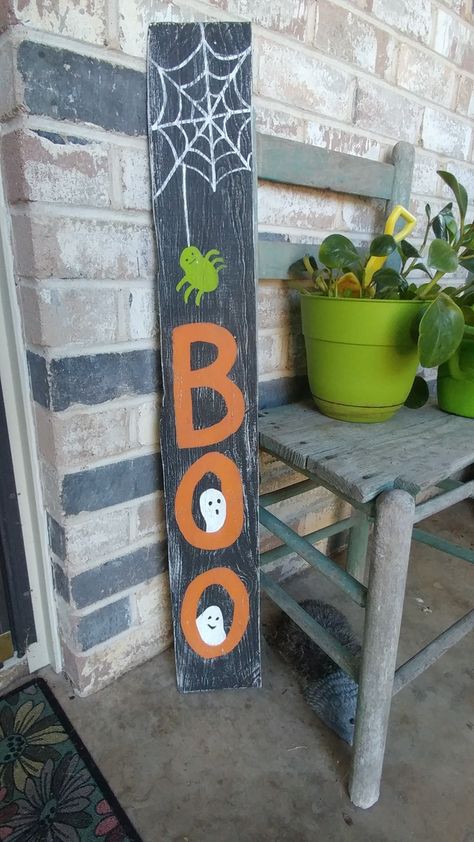 Porch Halloween Signs, Standing Christmas Signs, Boo Porch Sign, Fall Diy Signs Outside, Trick Or Treat Porch Sign, Halloween Shutter Ideas, Halloween Boards Signs Diy, Diy Boo Sign, Diy Halloween Welcome Sign