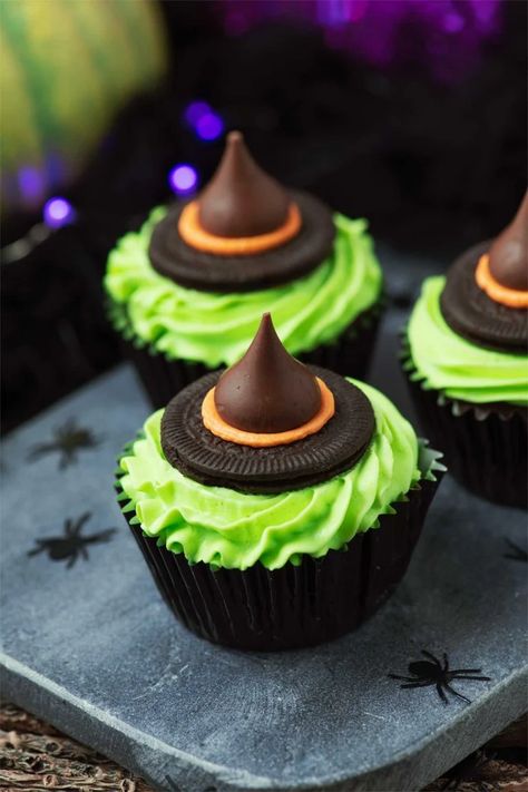 Witch Hat Cupcakes, Hat Cupcakes, Witch Cupcakes, Oreo Thins, Awesome Desserts, Halloween Food Desserts, Fall Cupcakes, Halloween Food Treats, Halloween Appetizers