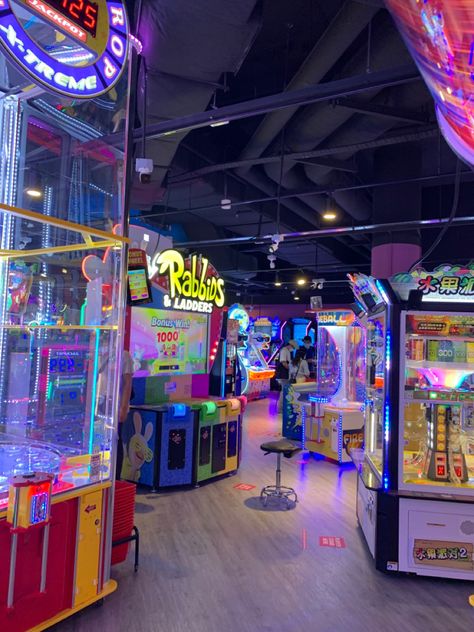 Timezone Date, Arcade Pics, Arcade Aesthetic, Indoor Fun, Summer Bucket, Night Aesthetic, Amusement Park, Arcade Games, Aesthetic Photo