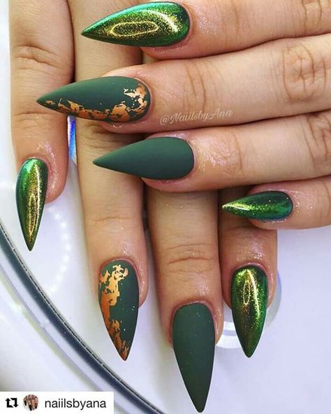 Green Stiletto Nails, Nails St Patricks Day, St Patrick Day Nails Acrylic, Saint Patrick Nail, Nails Acrylic Short, Stilleto Nails Designs, Green Acrylic Nails, St Patricks Day Nails, Nagellack Trends