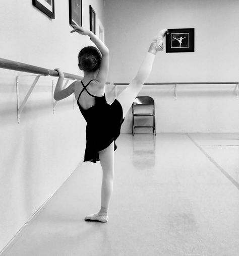 Ballet Mom, Barre Ballet, Ballerina Kids, Baby Ballet, Baby Ballerina, Ballet Beauty, Ballet Kids, Dancing Baby, Dancing Aesthetic