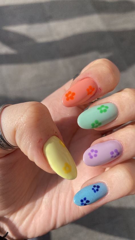 Colourful flower acrylic nails Multi Colored Flower Nails, Colourful Spring Nails, Simple Flowers On Nails, Two Color Manicure, Easy Flower Nails, Easy Summer Nail Ideas, Colorful Flower Nails, Nail Inspo Colorful, Spring Nails Easy