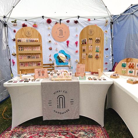 Vending Table Ideas Craft Fair Booths, Easy Pop Up Shop Display Ideas, Art Vendor Booth Display Ideas, Sale Table Display Vendor Events, Craft Table Display Show Booth, Jewelry Craft Fair Booth, Vending Set Up Ideas, Bazar Table Display, How To Set Up A Jewelry Display Table