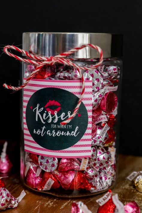 Cute and simple Valentine's Day Gift - Kisses Jar. An adorable and inexpensive way to gift kisses for Valentine's. Sentimental Valentines Gifts, Hershey Kisses Gifts, Valentines Gift For Boyfriend Baskets, Selamat Hari Valentine, Simple Valentines Gifts, Chocolate San Valentin, Valentine Day Kiss, Kiss Gift, Gifts For Boyfriend Parents