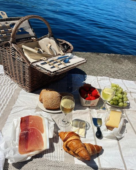 ☀️🌊 copenhagen foodie restaurant lunch brunch vibe european aesthetic breakfast chill cool picnic croissant date wine sea basket Picnic Croissant, Brunch Aesthetic, Restaurant Lunch, Aesthetic Breakfast, Picnic Aesthetic, European Aesthetic, Summer Aesthetic, Summer Recipes, Street Food