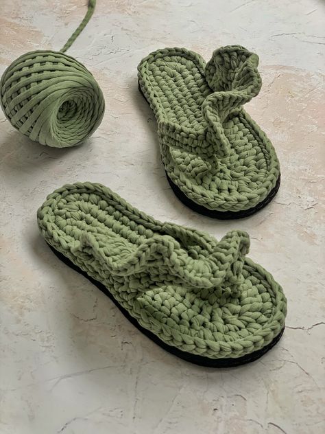 Couture, Outdoor Walks, Knitted Shoes, Crocheted Slippers, Cardigans Sweater, Crochet Products, Sew Bags, Fashion Knitting, Shoes Crochet