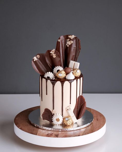 Chocolate Drip Cake Ideas, Chocolate Sail Cake, Decorating Chocolate Cake, Aesthetic Chocolate Cake, Best Cake Designs, Chocolate Cake Aesthetic, Chocolate Drip Cake Birthday, Naked Chocolate Cake, Cake Design Birthday