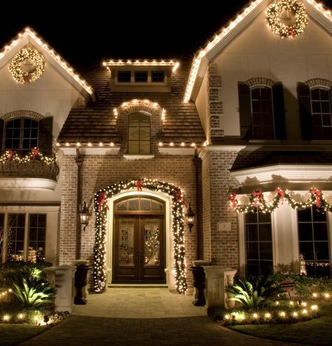 Exterior Christmas Lights, House Lights, Christmas House Lights, Florida Christmas, Christmas Lighting, Christmas Porch Decor, Christmas Outdoor, Christmas String Lights, Christmas Inspo