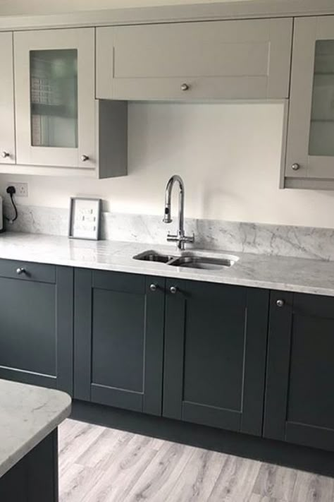 Marble Worktop, Grey Shaker Kitchen, Wren Kitchen, Kitchen Colours, Open Plan Kitchen Living Room, Two Tone Kitchen, Shaker Style Kitchens, Shaker Cabinets, Shaker Kitchen