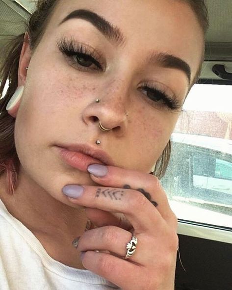 Nose Piercing Placement, Nose Piercing Tips, Two Nose Piercings, Piercing Bouche, Double Nose Piercing, Nose Piercing Ring, Estilo Kylie Jenner, Nose Piercing Hoop, Nose Piercing Stud