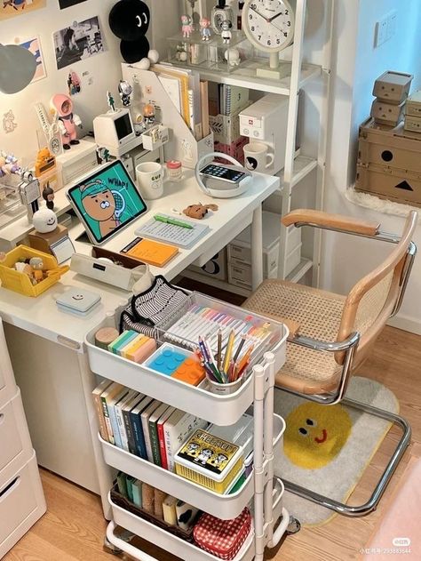 Dorm desk ideas Dorm Room Desk, Study Desk Decor, Desk Inspiration, Room Redesign, Pinterest Room Decor, Study Room Decor, Room Desk, Small Room Design, Dream Room Inspiration