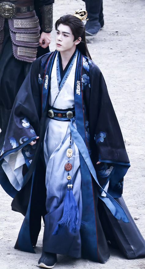 Korean Traditional Outfit Men, Men Hanfu Chinese Clothing, Traditional Vietnamese Clothing Men, Kimono Aesthetic Male, Chinese Robes Men, Chinese Fantasy Clothing Male, Men In Traditional Wear, Chinese Male Traditional Clothing, Male Chinese Clothing