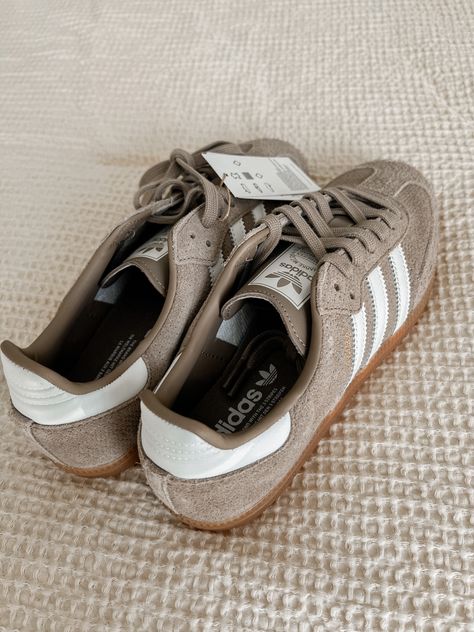 Adidas Samba Tan, Brown Sambas Adidas Women Outfit, Samba Xlg Outfits Women, Tan Samba Outfit, Sneakers Spring 2024, Adidas Samba Platform Outfit, Adidas Samba Beige Outfit, Beige Samba Outfit, Cute Sneakers Outfit