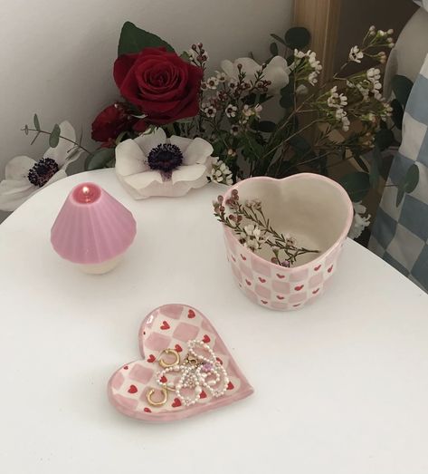 Heart Box Pottery Painting, Pottery Painting Ideas Heart, Heart Pottery Ideas, Little Pottery Ideas, Color Me Mine Aesthetic, Color Me Mine Ideas Aesthetic, Coquette Pottery Painting, Pottery Painting Ideas Jewelry Dish, Pottery Painting Ideas Aesthetic