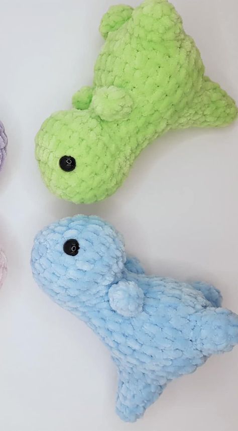 Chunky Yarn Dinosaur Crochet Pattern, Chunky Dino Crochet Pattern Free, Chunky Knit Animals, Chunky Amigurumi Free Pattern, Crochet Plushies Tutorial, Chunky Crochet Animals, Easy Crochet Dinosaur, Cute Crochet Things, Dino Plushies