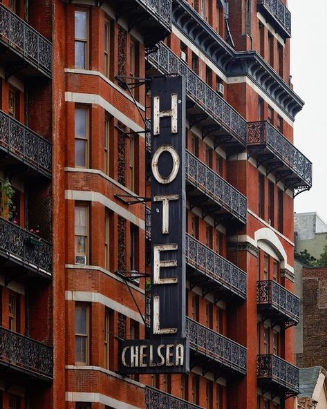 Hotel Chelsea Nyc, Hotel Chelsea, Bohemian Apartment, Chelsea Nyc, Chelsea New York, Girl Film, Chelsea Hotel, Colorful Space, Damien Hirst