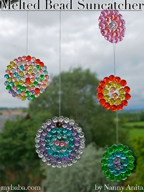 Melted Bead Suncatcher, Plastic Bead Crafts, Melted Bead Crafts, Window Diy, Carillons Diy, Glass Bead Crafts, Diy Suncatchers, Window Garden, Pony Bead Crafts