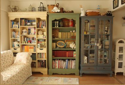 Mismatched Bookcases - I'm liking this idea more & more, but I would want them all painted in the same color. (yellow?) Shabby Chic Bookcase, Interior Vintage, Design Del Prodotto, Home Library, A Living Room, Shabby Chic Furniture, Chic Furniture, 인테리어 디자인, Cozy House