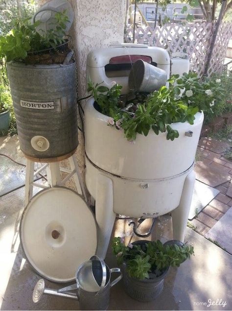 How to turn a vintage wringer washer into a garden fountain and planter...fun and easy! via HomeJelly Vintage Garden Ideas, Antique Washing Machine, Earthen Vessels, Fountain Planter, Vintage Washing Machine, Wringer Washer, Repurposed Projects, Junk Garden, Old Washing Machine