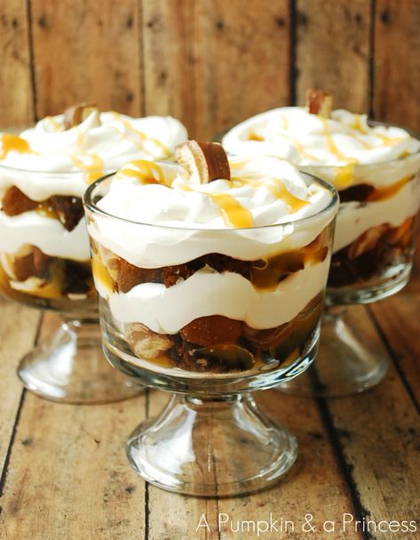 Twix Truffle, Twix Trifle, Brownie Trifle, Trifle Dish, Cream Cupcakes, Trifle Recipe, Favorite Meals, Fun Foods, Eat Dessert