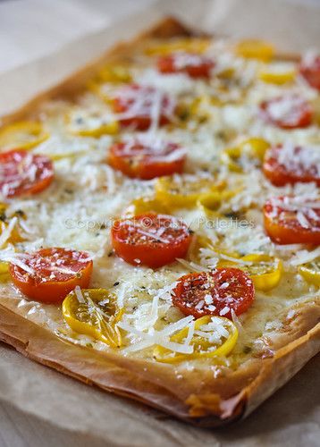 Phyllo Dough Pizza, Phyllo Pizza, Pizza Vegetarian, Perfect Pizza Crust, Puff Pastry Recipes Dessert, Phyllo Dough Recipes, Phyllo Recipes, Pastries Recipes Dessert, Less Than