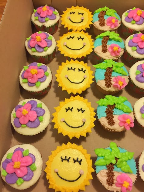 End Of Summer Cupcake Ideas, Cupcakes Decoration Theme, Pool Birthday Cupcakes, Summer Fun Cupcakes, Pineapple Decorated Cupcakes, Easy Summer Cupcakes Ideas, Summertime Cupcake Ideas, Cupcakes Summer Theme, Pool Themed Cupcakes