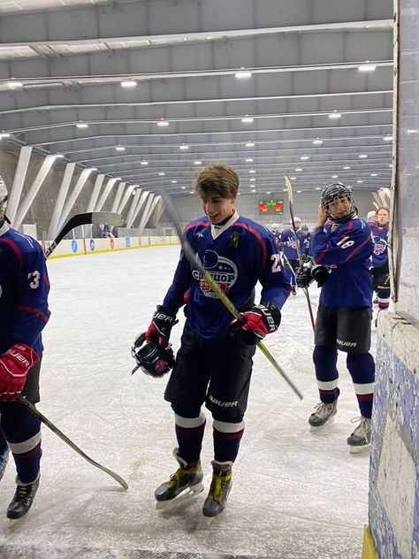 Garrett Graham, Hockey Girlfriend, Hannah Grace, Boys Hockey, Hot Hockey Players, Ice Hockey Players, Figure Skater, Red Shirt, The Deal