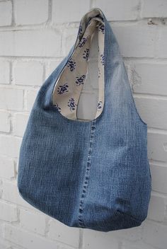 un autre sac en jean avec le tuto ;) Crafts With Old Jeans, Återvinna Jeans, Tas Denim, Sac Diy, Reversible Bag, Diy Jeans, Diy Craft Ideas, Blue Jeans Crafts, Crafts Easter